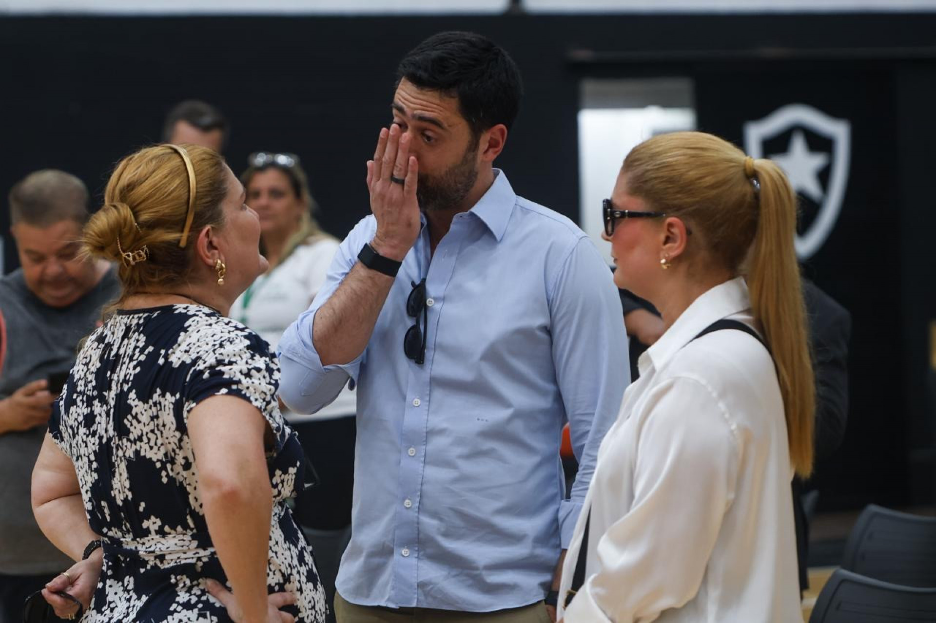 Roberto Marinho Neto com as filhas de Léo Batista, em General Severiano. Familiares, amigos e fãs compareceram e se despediram - Renan Areias / Agência O Dia