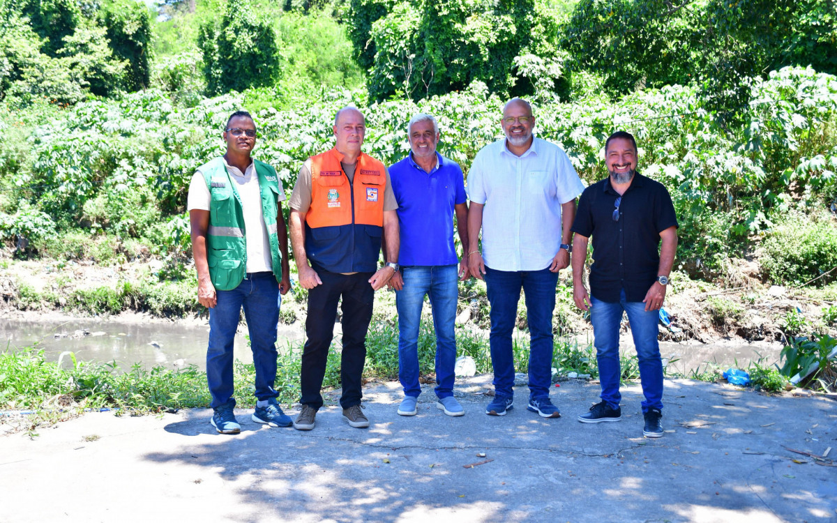 Ricardo Ferreira, Evalder Perini, Fabinho de Heliópolis, Marcelo Canella e Flávio Gonçalves acompanharam a limpeza o rio pela manhã
