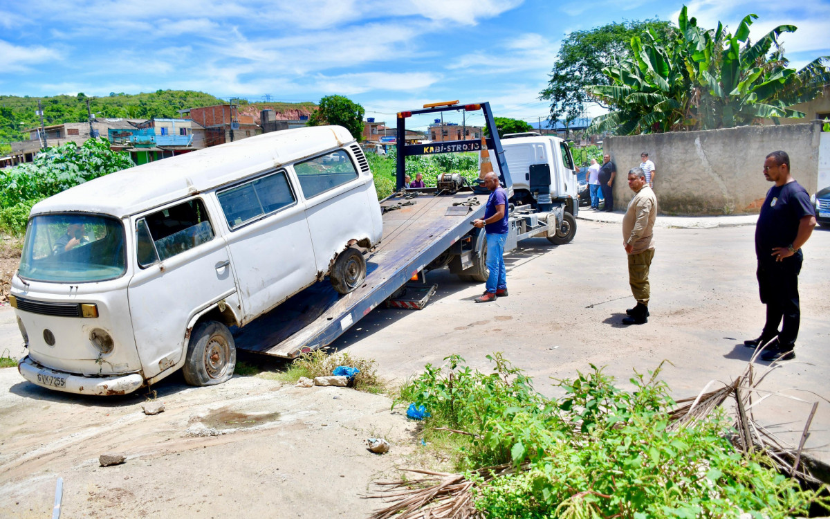 Uma carcaça de kombi foi recolhida na Rua Dadi, em Santa Maria, que servia de abrigo para moradores de rua