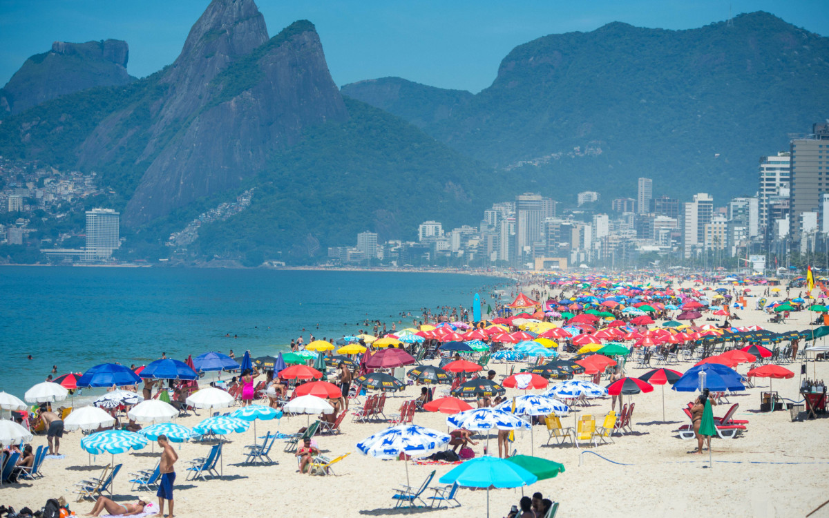 Cariocas recorreram &agrave; Praia do Arpoador para escapar do calor em fevereiro 