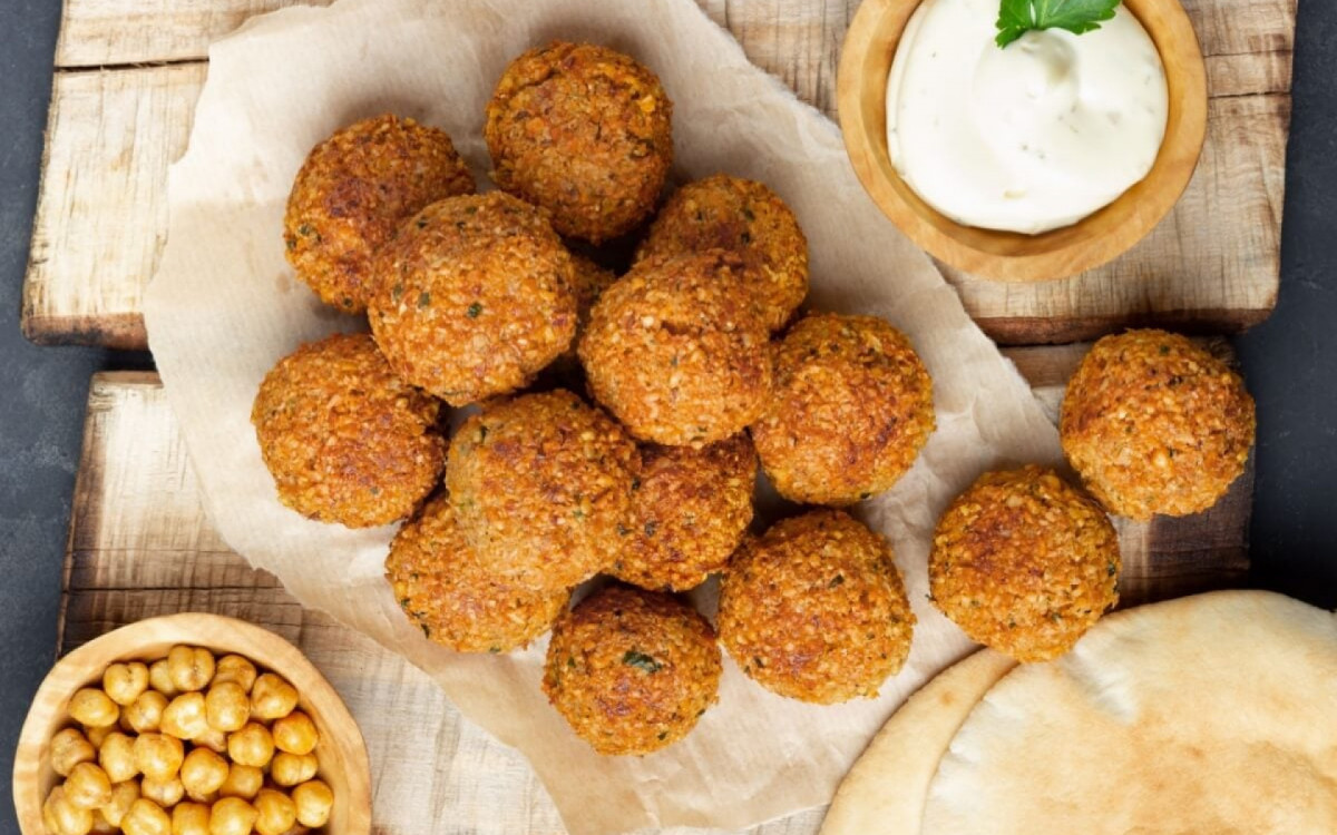 Bolinho assado de grão-de-bico e batata-doce (Imagem: Dmitrii Ivanov | Shutterstock)