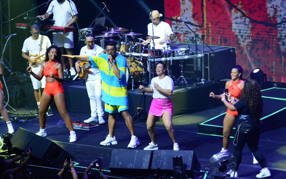 Carla Perez participa de show de Xanddy Harmonia