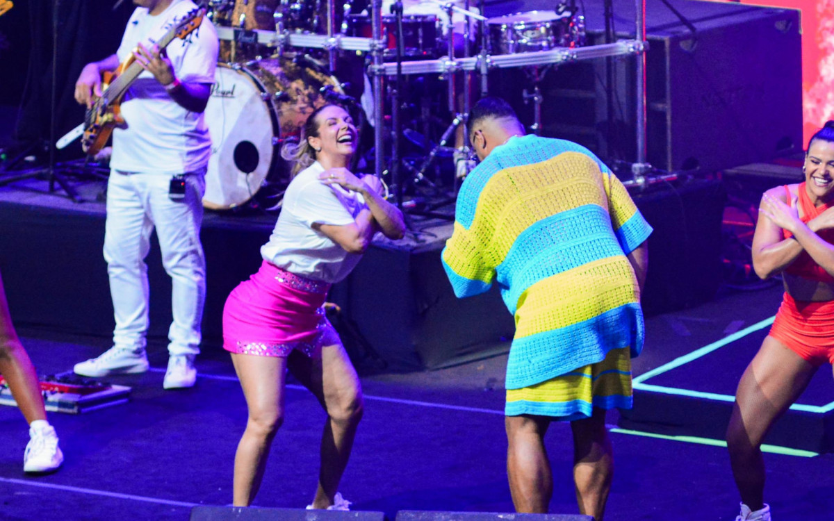 Carla Perez participa de show de Xanddy Harmonia