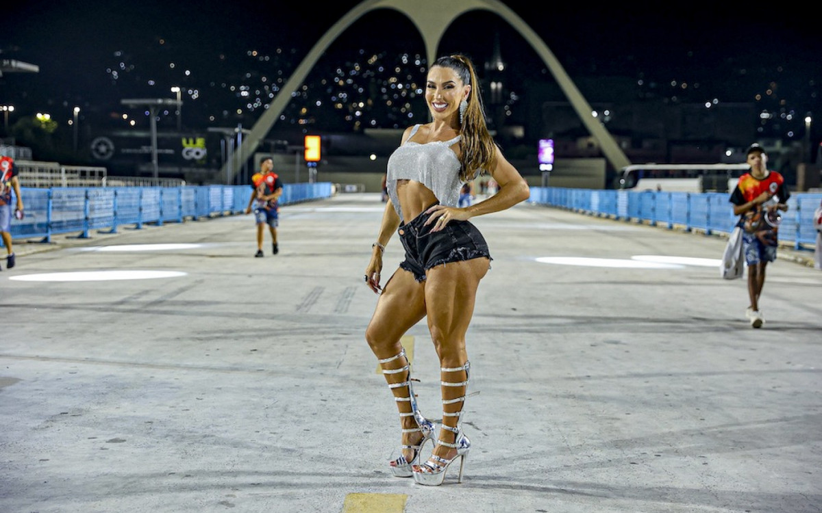 Andrea de Andrade participa de ensaio da Porto da Pedra na Sapucaí