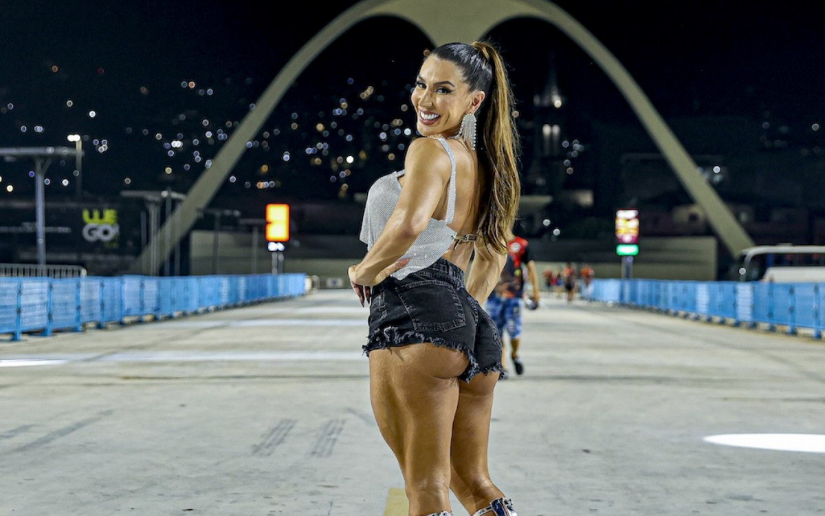 Andrea de Andrade participa de ensaio da Porto da Pedra na Sapucaí