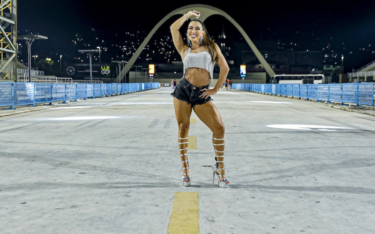 Andrea de Andrade participa de ensaio da Porto da Pedra na Sapucaí