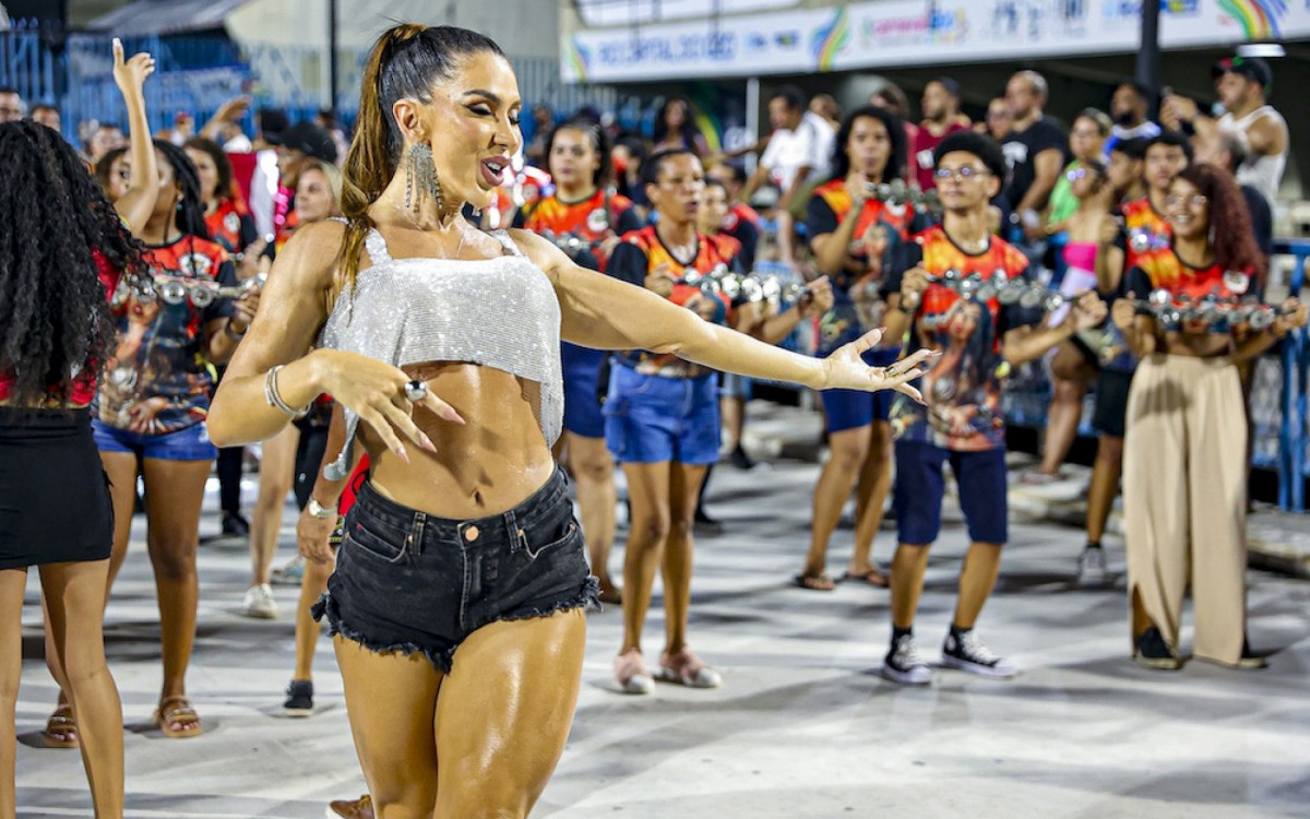 Andrea de Andrade participa de ensaio da Porto da Pedra na Sapucaí