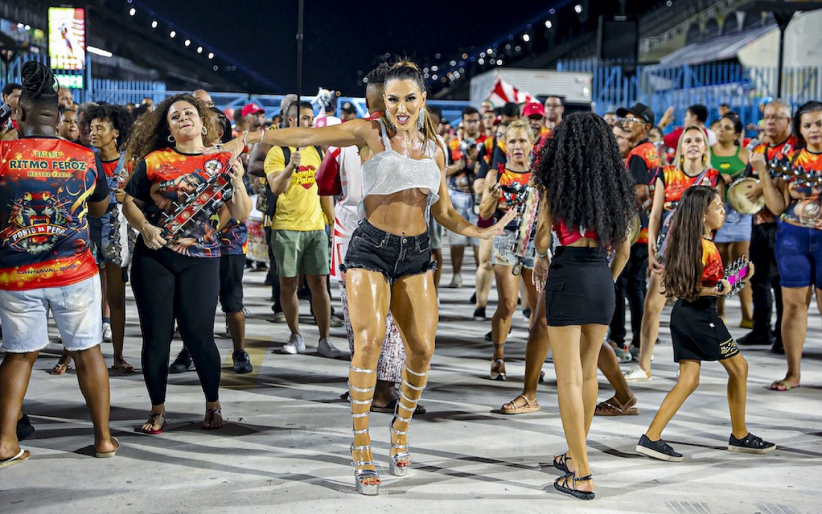Andrea de Andrade participa de ensaio da Porto da Pedra na Sapucaí