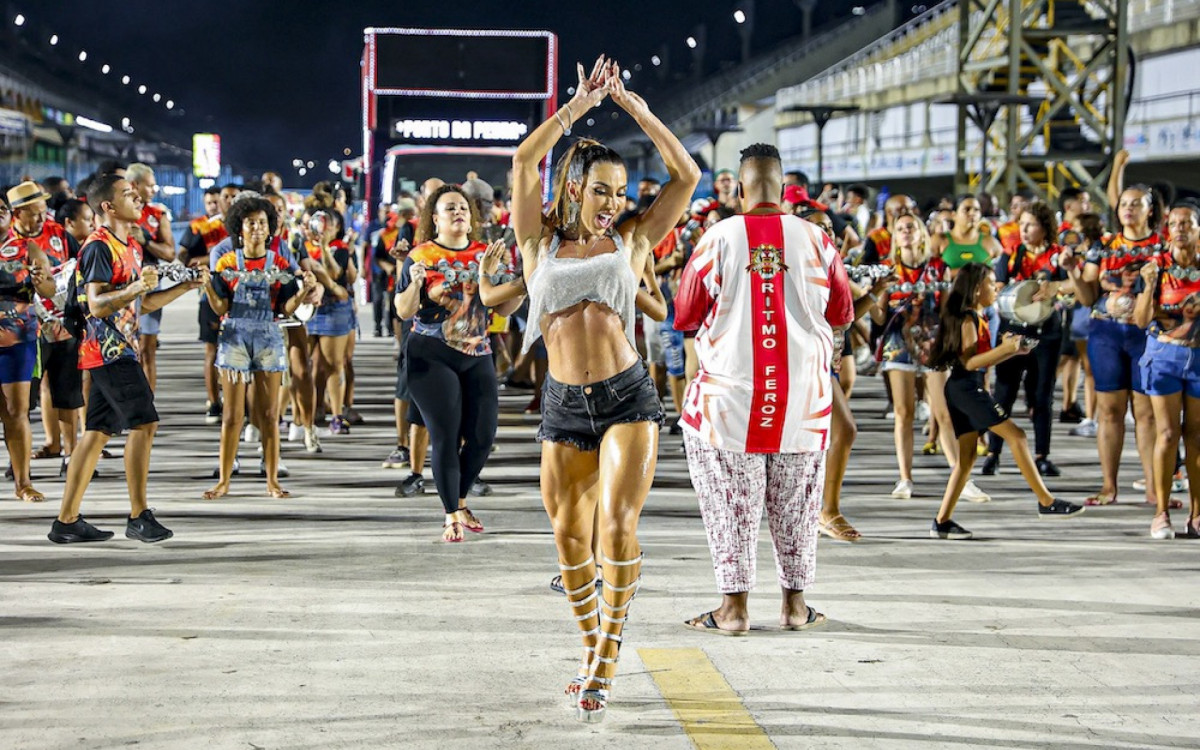 Andrea de Andrade participa de ensaio da Porto da Pedra na Sapucaí