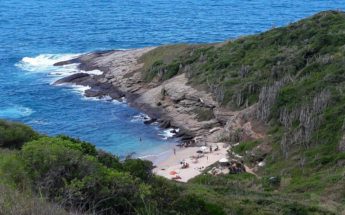 Praia Olho de Boi é usada por naturistas como praia de nudismo, por ser de difícil acesso