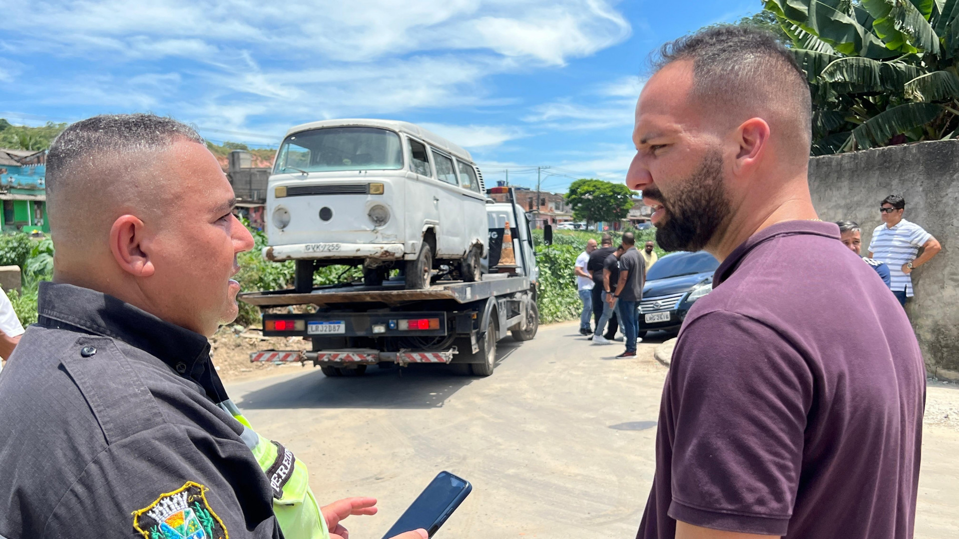 O secret&aacute;rio de Transportes, Luiz Leonardo Brito (D), conversa com um policial na opera&ccedil;&atilde;o - Jeovani Campos / PMBR