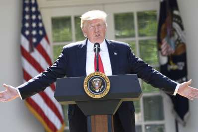 Trump demite quatro funcionários e alerta que 'mais de mil' serão destituídos