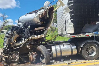 Homem permite filho de 16 anos dirigir carreta e morre em acidente