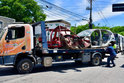 Secretaria de Transportes de Belford Roxo realiza operação de remoção de veículos abandonados em vias públicas