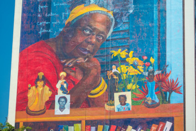 Mural gigante homenageia escritora Conceição Evaristo na Zona Portuária do Rio