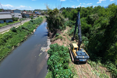 Prefeito Márcio Canella acompanha trabalhos de limpeza do Rio Botas em Belford Roxo