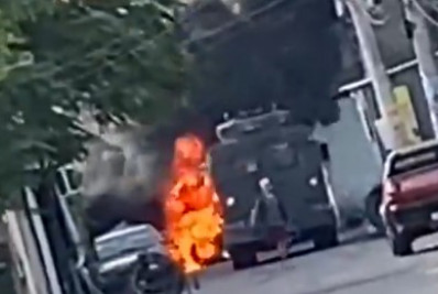Bandidos colocam fogo em barricadas durante operação da PM na Cidade de Deus