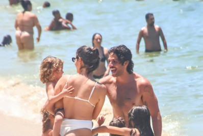 Chay Suede e Laura Neiva curtem dia de praia com os filhos no Rio