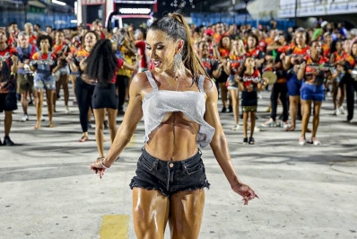 Andrea de Andrade exibe as curvas em ensaio da Porto da Pedra na Sapucaí