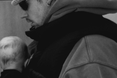 Justin Bieber exibe foto inédita com seu filho de 4 meses