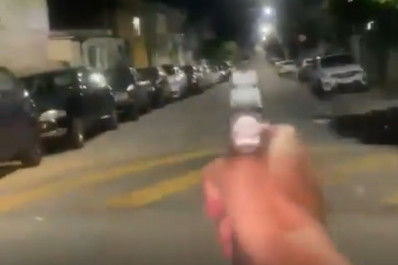 Vídeo: homem é baleado no pescoço por atirador em garupa de moto