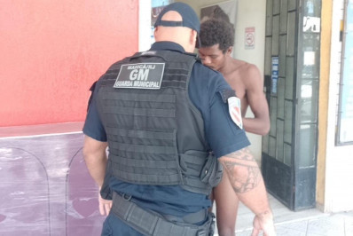 Guardas Municipais de Maricá compram bermuda para rapaz em situação de rua