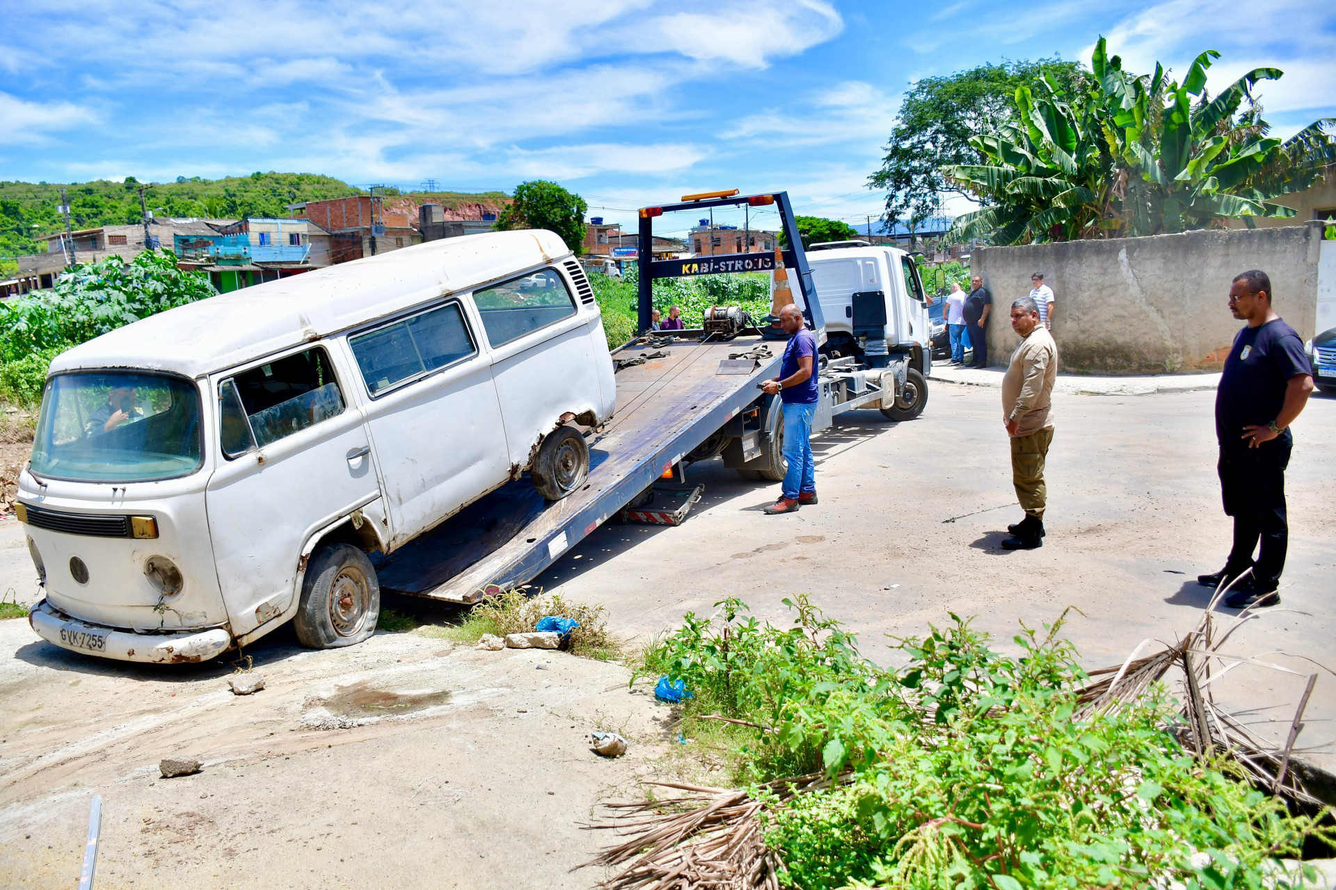 Uma carca&ccedil;a de kombi foi recolhida na Rua Dadi, em Santa Maria, que servia de abrigo para moradores de rua - Jeovani Campos / PMBR