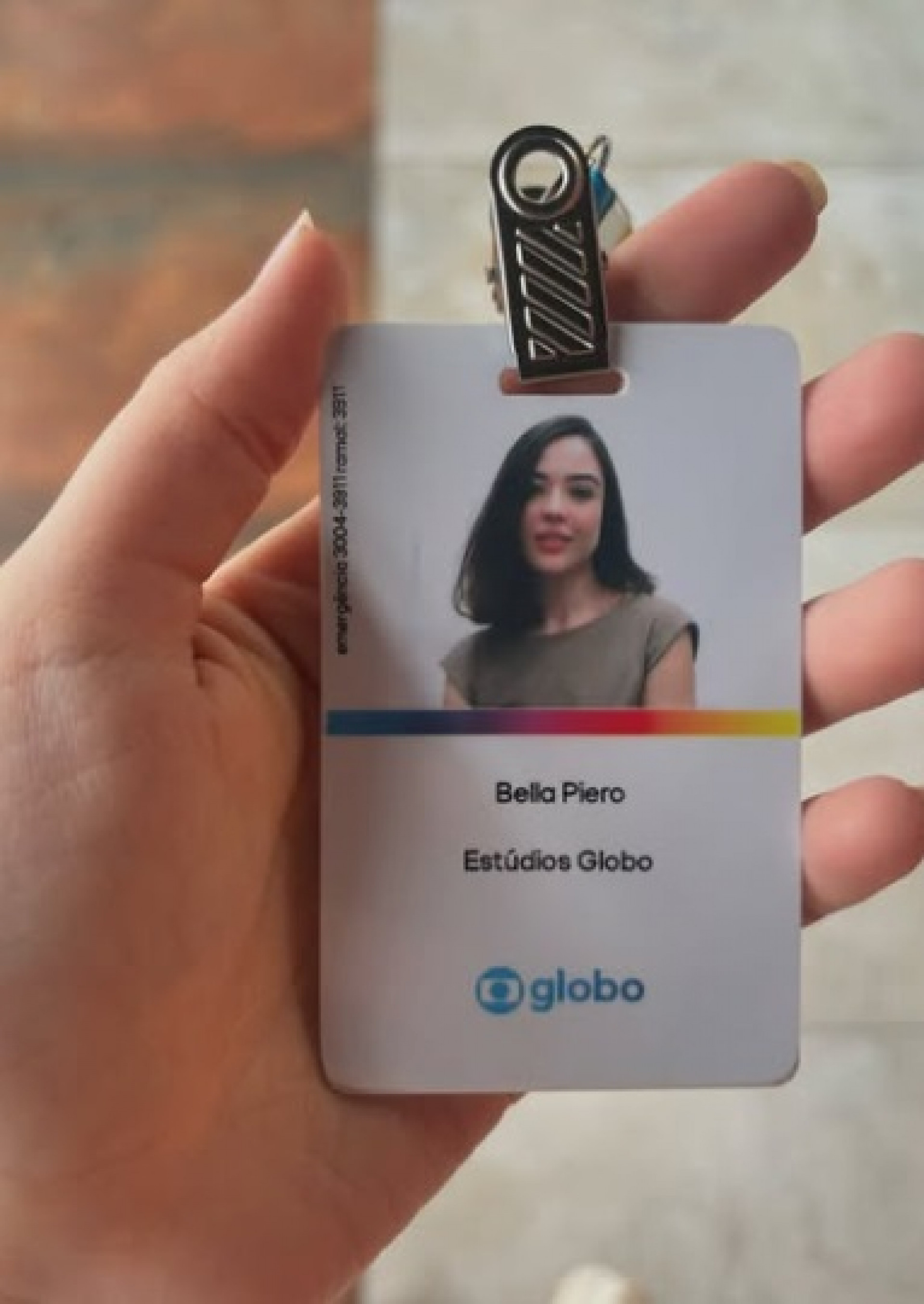 Bella Piero exibe o crachá da TV Globo  - Reprodução/Instagram 