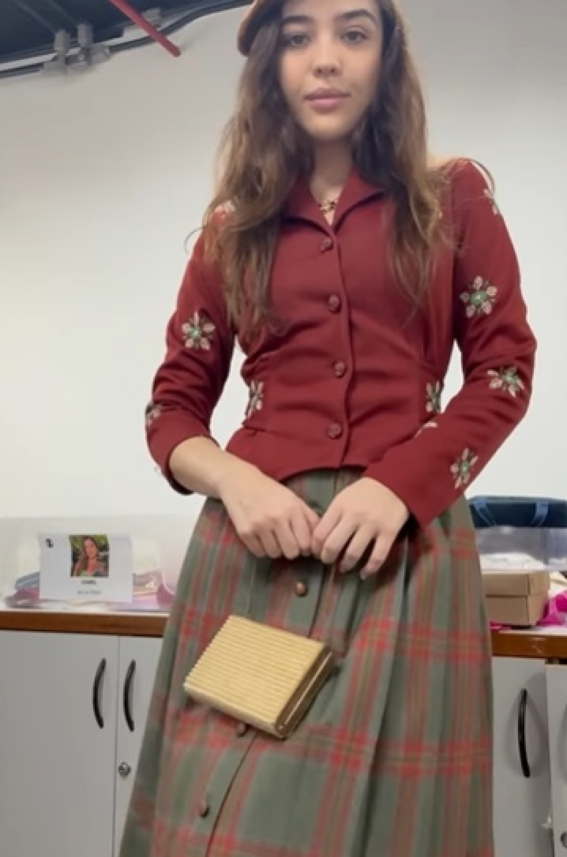 Bella Piero caracterizada como Flora de 'Garota do Momento' - Reprodução de Vídeo 