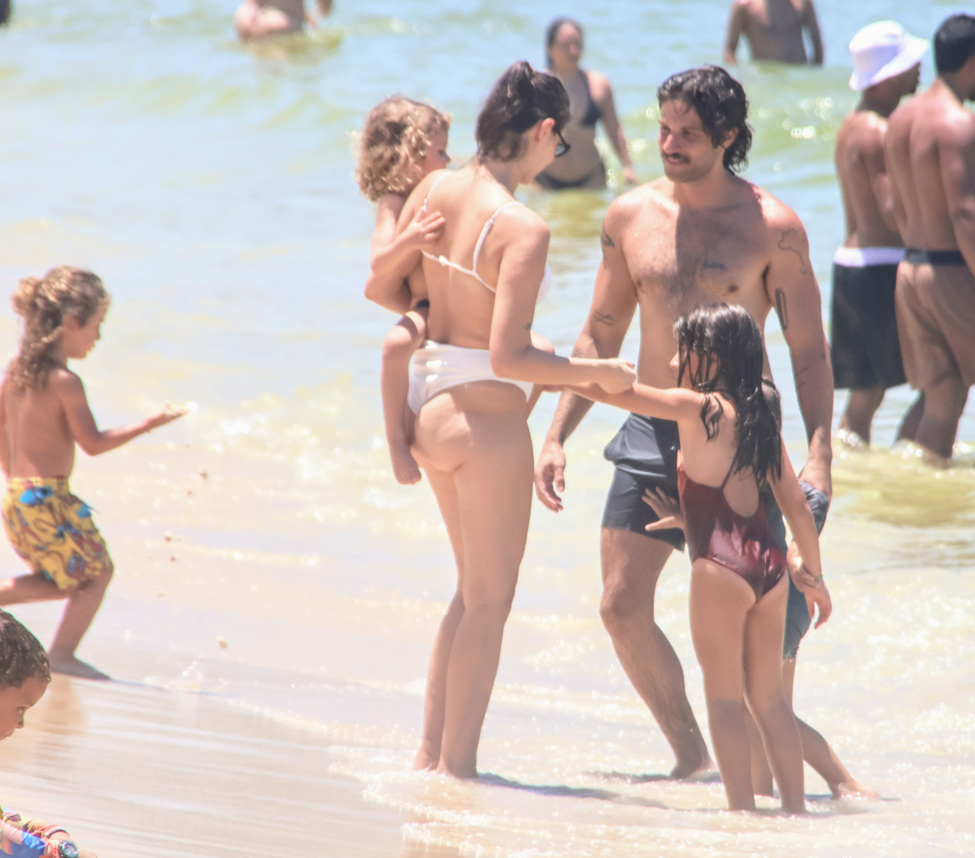 Chay Suede e Laura Neiva aproveitam dia ensolarado no Rio de Janeiro - Dan Delmiro | Agnews 