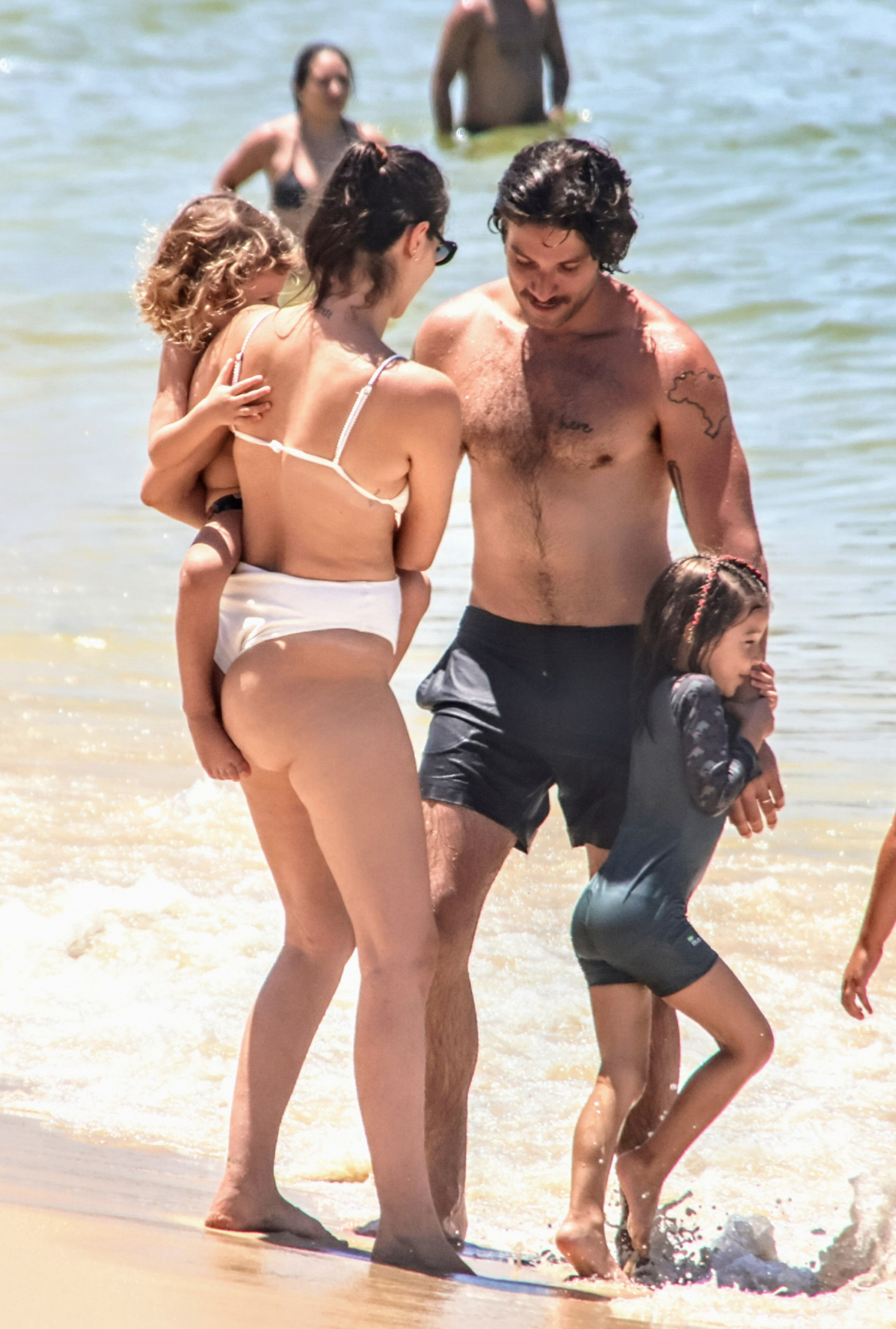 Chay Suede e Laura Neiva aproveitam praia com os filhos  - Dan Delmiro | Agnews 