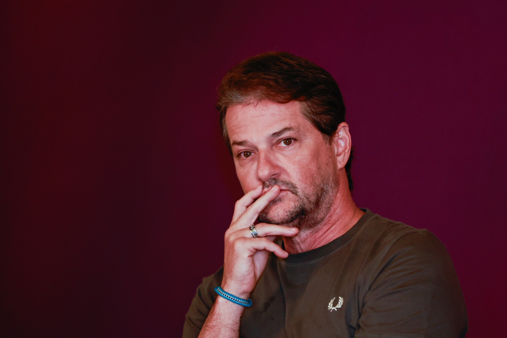 Marcelo Serrado na coletiva de imprensa de