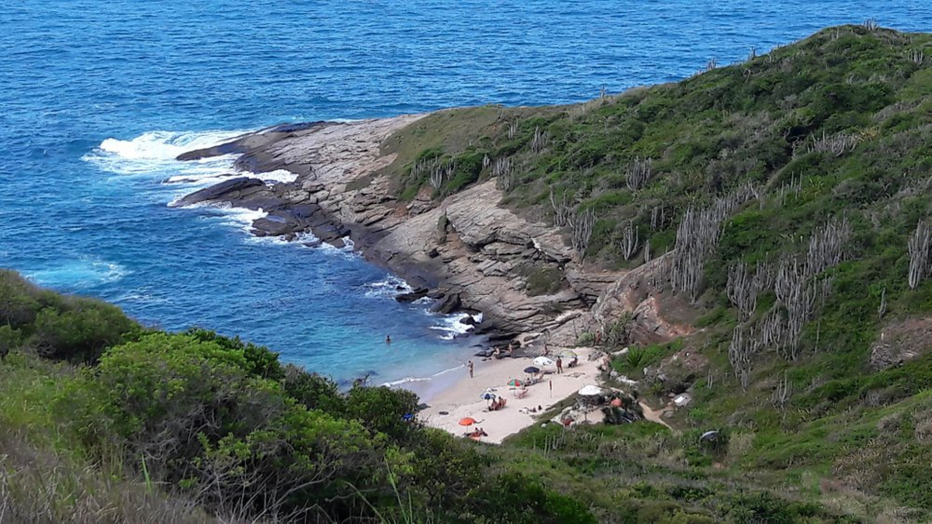 Praia Olho de Boi é usada por naturistas como praia de nudismo, por ser de difícil acesso - Divulgação