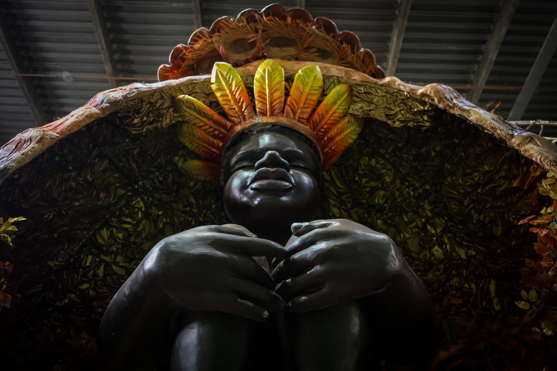 Detalhe de carro onde Malunguinho &eacute; representado como ind&iacute;gena - Renan Areias/Ag&ecirc;ncia O Dia