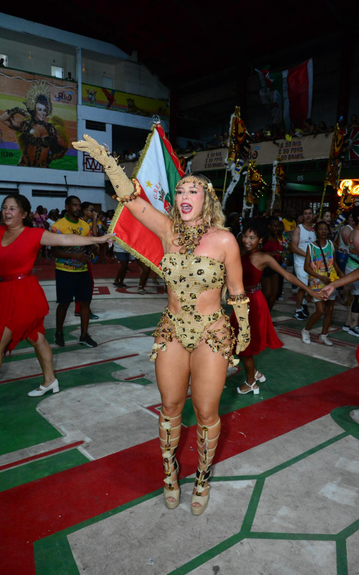 Paolla Oliveira participa de ensaio da Grande Rio