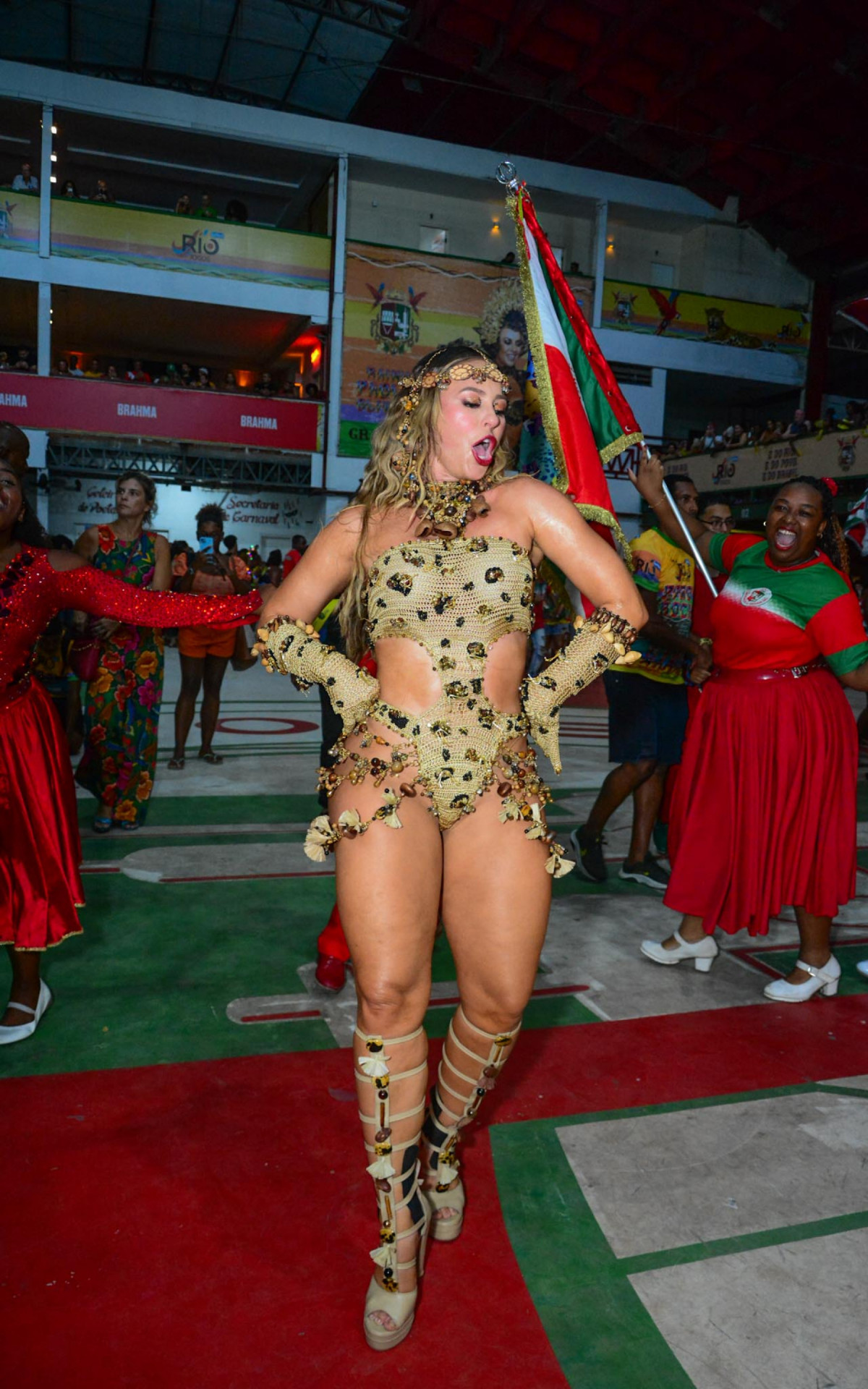 Paolla Oliveira participa de ensaio da Grande Rio