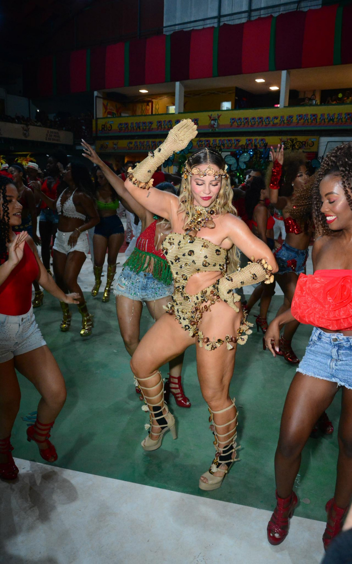 Paolla Oliveira participa de ensaio da Grande Rio