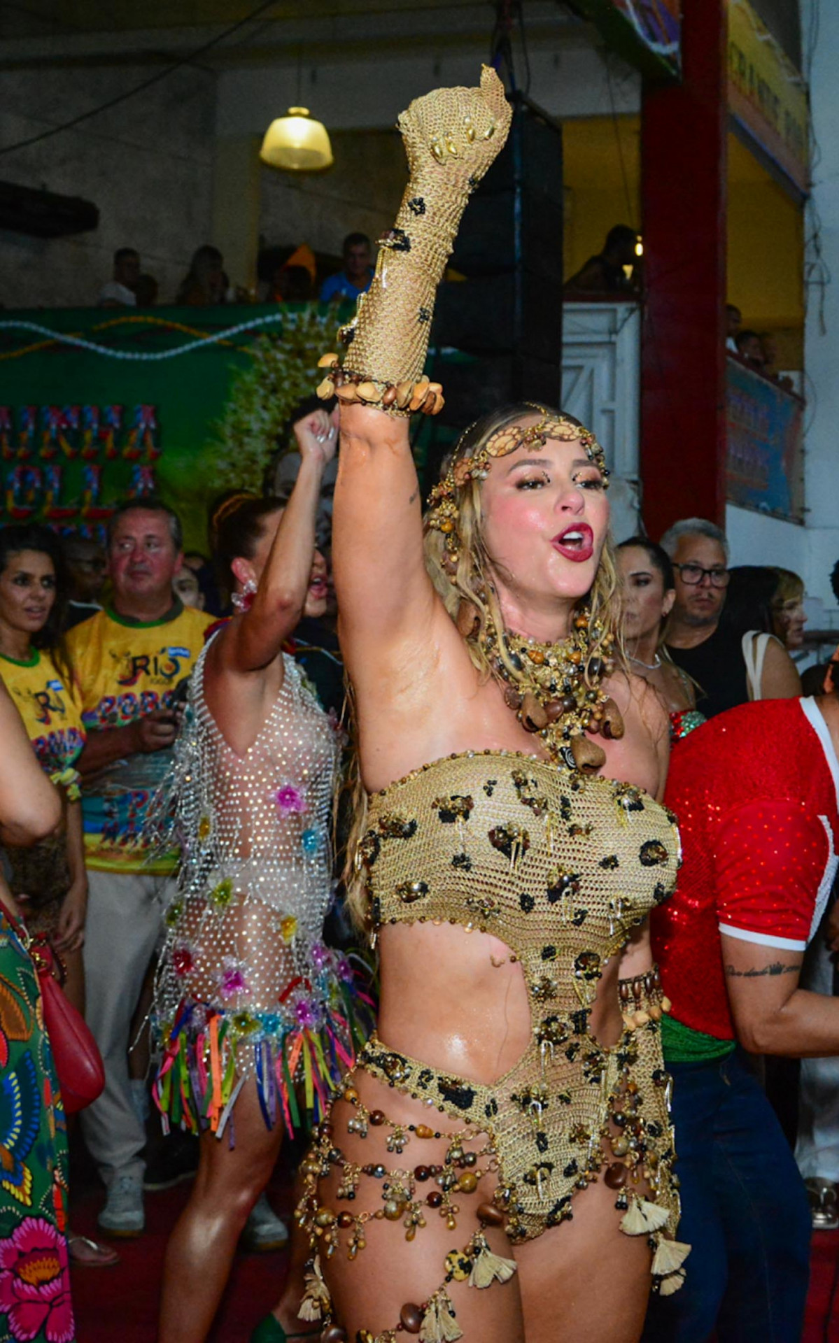 Paolla Oliveira participa de ensaio da Grande Rio
