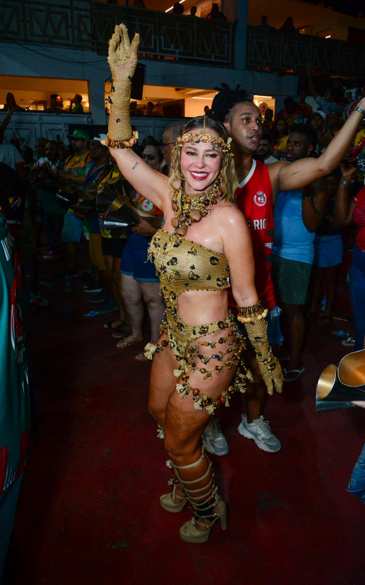 Paolla Oliveira participa de ensaio da Grande Rio