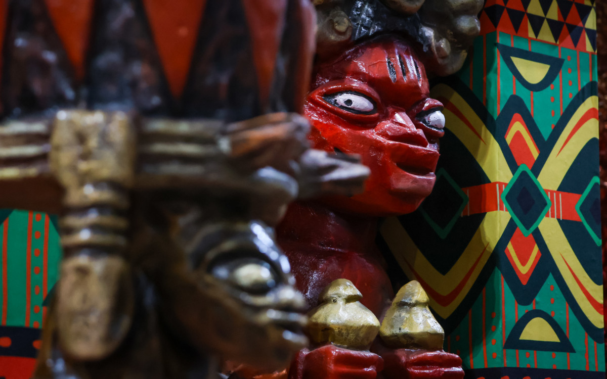 Detalhes da alegoria dedicada a Xang&ocirc; da Imperatriz Leopoldinense para o Carnaval 2025 - Renan Areias/Ag&ecirc;ncia O Dia