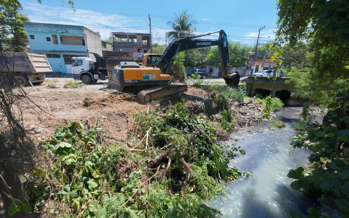 O trecho do rio da Prata que está sendo dragado corta o centro de Belford Roxo