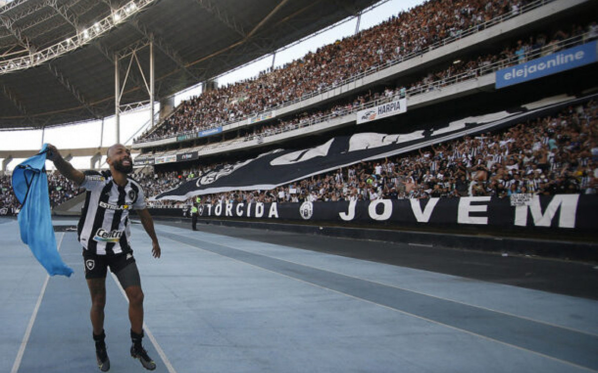 Chay reencontra o Botafogo e fala sobre o carinho pelo clube