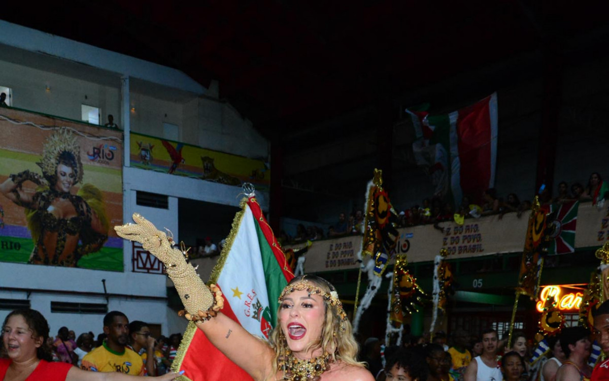 Paolla Oliveira participa de ensaio da Grande Rio