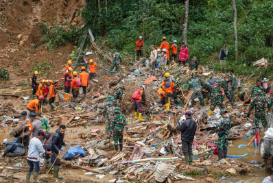 Centenas de socorristas buscam sobreviventes em deslizamento que deixou 17 mortos na Indonésia