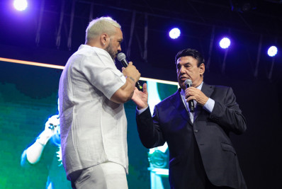 Voz da apuração do Carnaval, Jorge Perlingeiro reúne famosos em festão de 80 anos