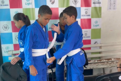 Projeto social oferece aulas gratuitas de jiu-jitsu para mais de 180 crianças e adolescentes na Zona Norte