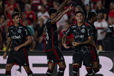Com um a mais, Flamengo atropela o Bangu e vence a primeira no Carioca
