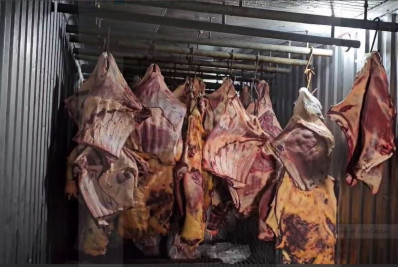 Justiça mantém prisão de suspeitos de vender carne estragada submersa em enchentes