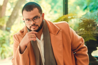 Autor de Niterói se prepara para uma turnê pelo Brasil e mundo com obra literária