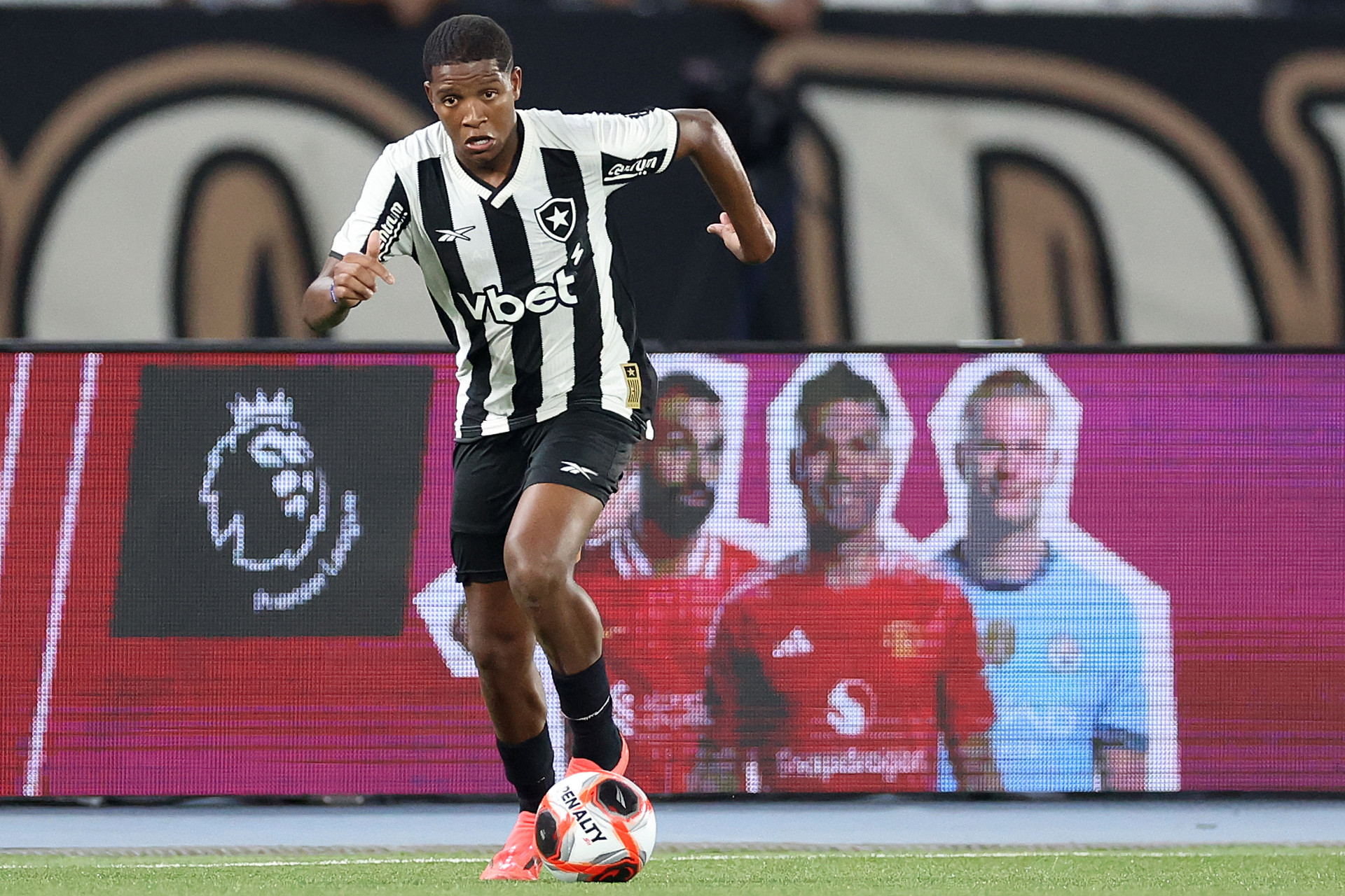 Yarlen em Botafogo x Volta Redonda - V&iacute;tor Silva/Botafogo